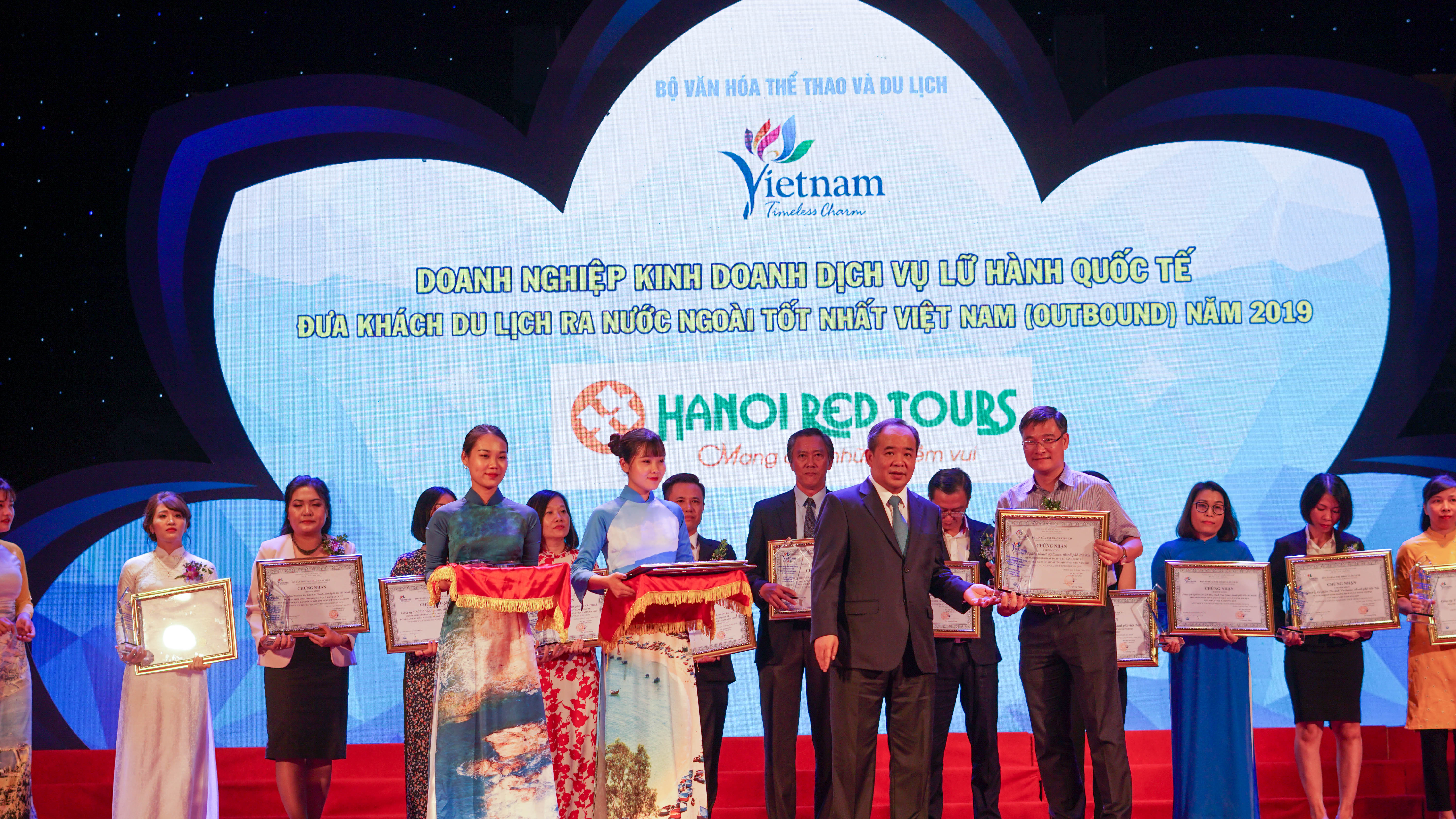 HanoiRedtours tiếp tục đạt giải thưởng Doanh nghiệp Du lịch hàng đầu Việt Nam năm 2019