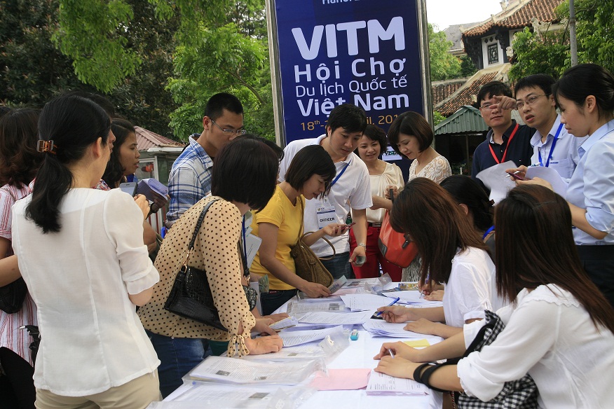 Hanoi Redtours bán tour siêu khuyến mại tại VITM 2014