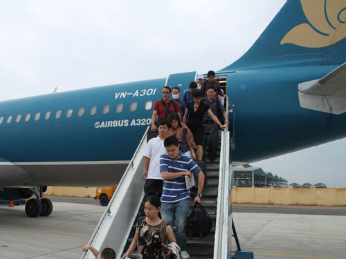 Cao điểm duc lịch hè, Vietnam Airlines tăng phụ thu giá vé 