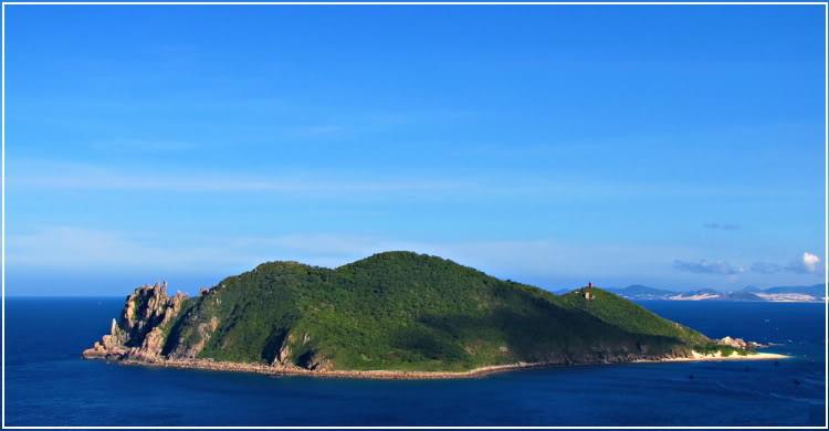 Phong cảnh nên thơ tại đảo Hòn Chùa